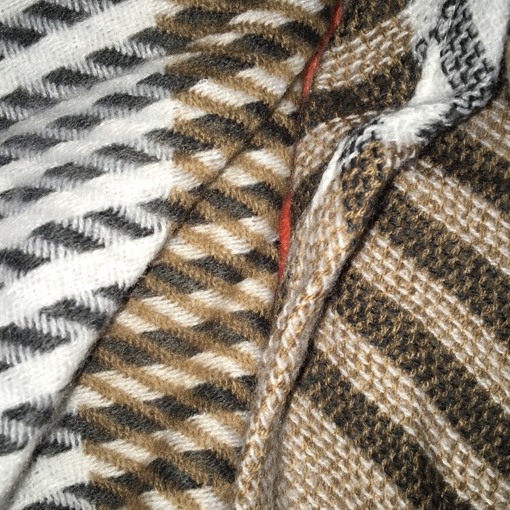 Triangle Scarf 🧣 - Picture 4 of 4
